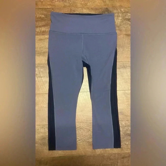 Athleta Horizon Scallop Capri Athletic Leggings Size Medium - Picture 2 of 5